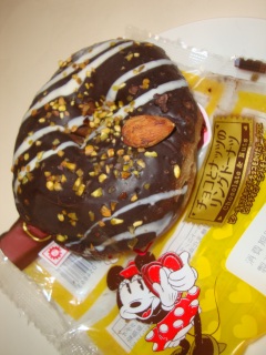 チョコとナッツのリングドーナツ