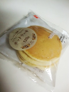 メープルと発酵バター入りホイップで仕上げたホットケーキ