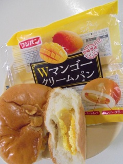 Wマンゴークリームパン